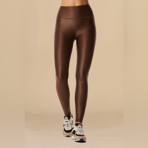 Noli Yoga Jolie Liquid Jolie Sports Bra and Liquid Legging in Cafe - Picture 3 of 7